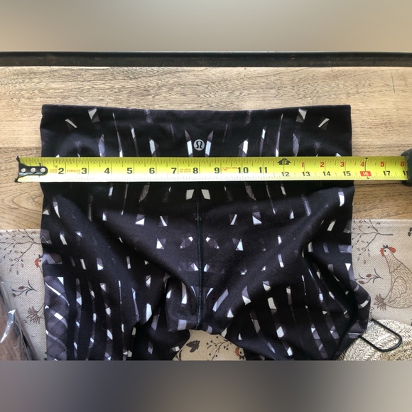 Lululemon black🖤🤍 and white marble pattern leggings - Picture 11 of 15